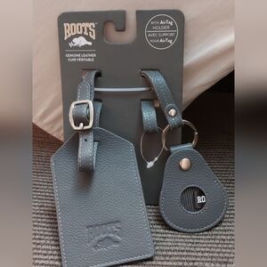 Roots Genuine Leather Luggage Tag & AirTag Holder Set – Grey – New